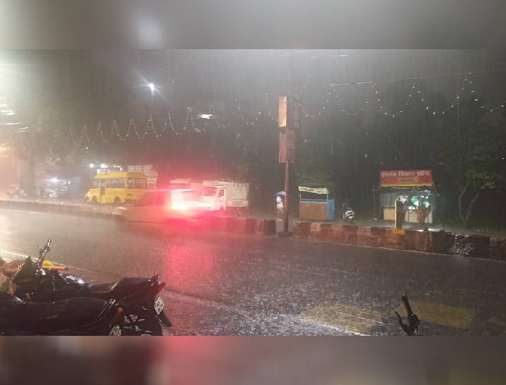 रात साढ़े सात बजे तेज बारिश शुरू हो गई।