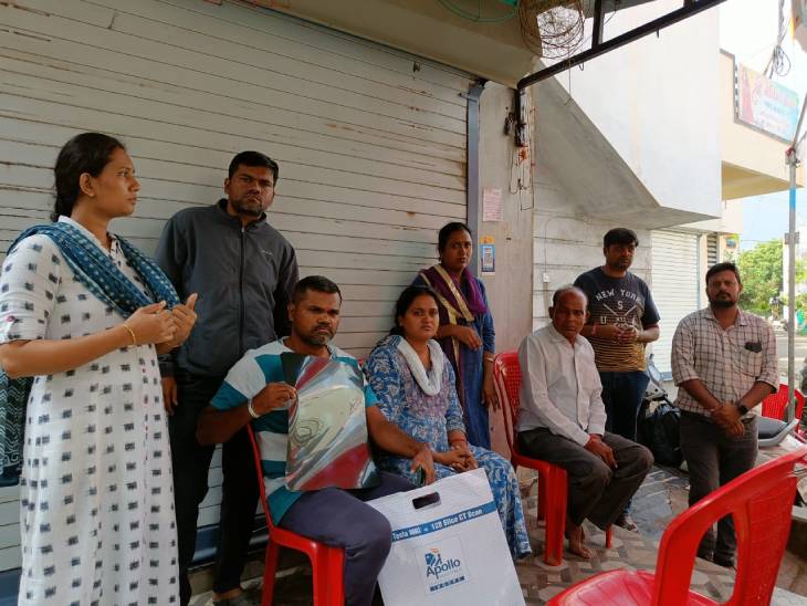 मां रक्षा और पिता संतोष को बेटी की मौत होने पर रिश्तेदार-पड़ोसी दिलासा देने आ रहे हैं।