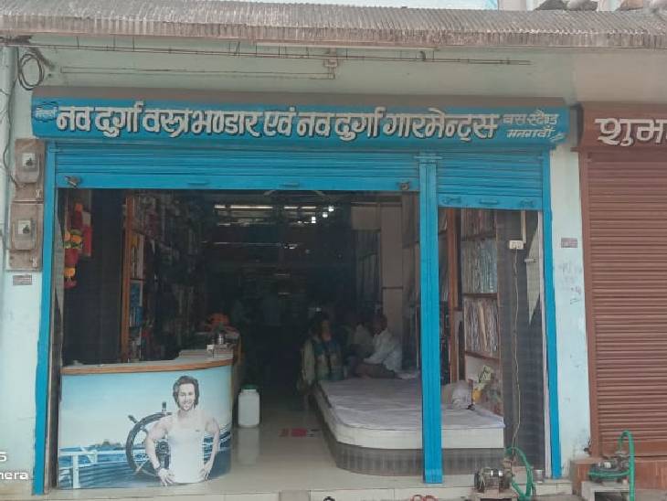 रीवा के मनगवां में योगेश के पिता कपड़े की दुकान चलाते हैं। उनके साथ बड़ा बेटा राजेश भी दुकान पर रहता है। उन्होंने कहा कि बेटे योगेश को कई बार घर आने के लिए कहा, लेकिन वह नहीं माना। 5 दिन का कहकर भोपाल गया था।