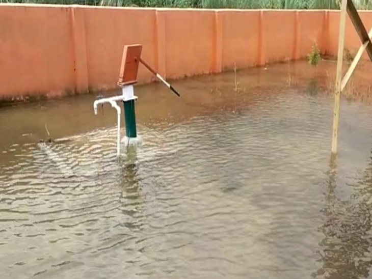 जलभराव से शिक्षण कार्य बाधित, स्कूल नहीं पहुंच सके बच्चे | Teaching work interrupted due to waterlogging, children did not reach school 1 के जलभराव।