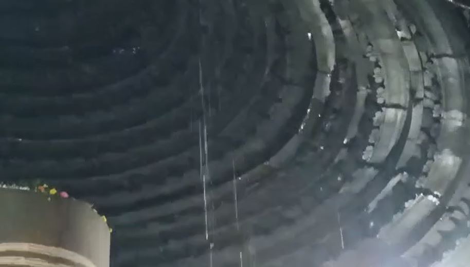 मातंगेश्वर महादेव मंदिर की छत से टपकता बारिश का पानी।