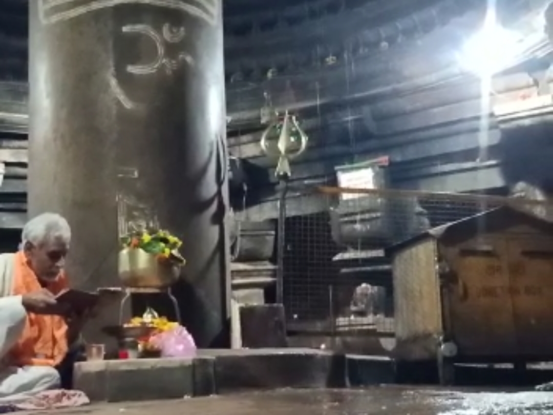 रिमझिम बारिश में भी मंदिर में शिवलिंग के पास पानी टपकता है।