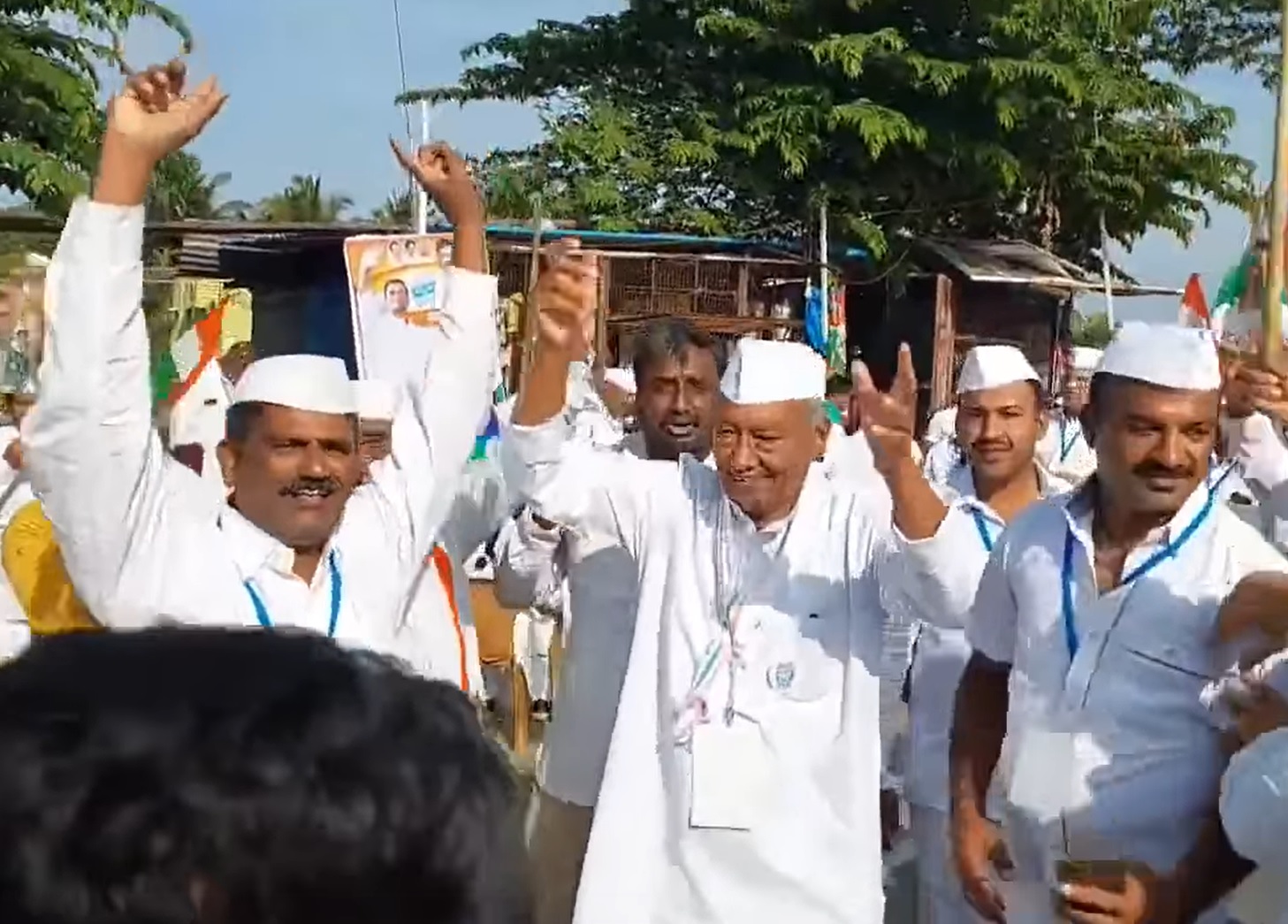 भारत जोड़ो यात्रा के दौरान दिग्विजय सिंह जमकर थिरके। उनके साथ कार्यकर्ता भी ढोल की थाप पर नाच रहे थे।