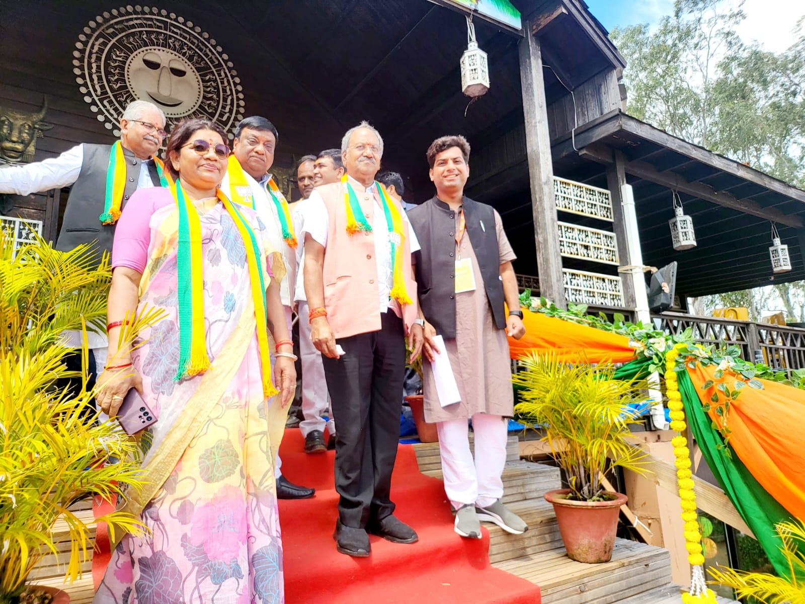 वुडन रिजॉर्ट में रेड कारपेट पर नेता।