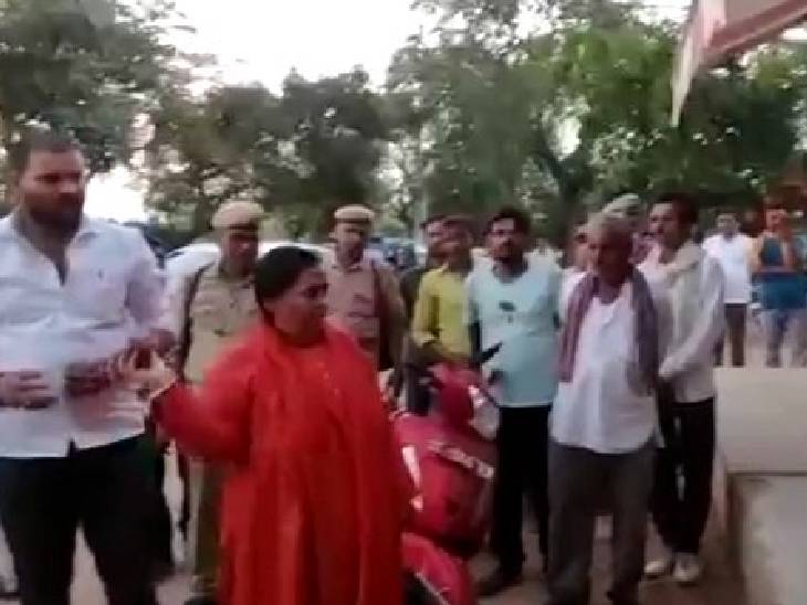 चार महीने पहले उमा भारती ने ओरछा में शराब दुकान पर गोबर फेंका था। (फाइल फोटो)