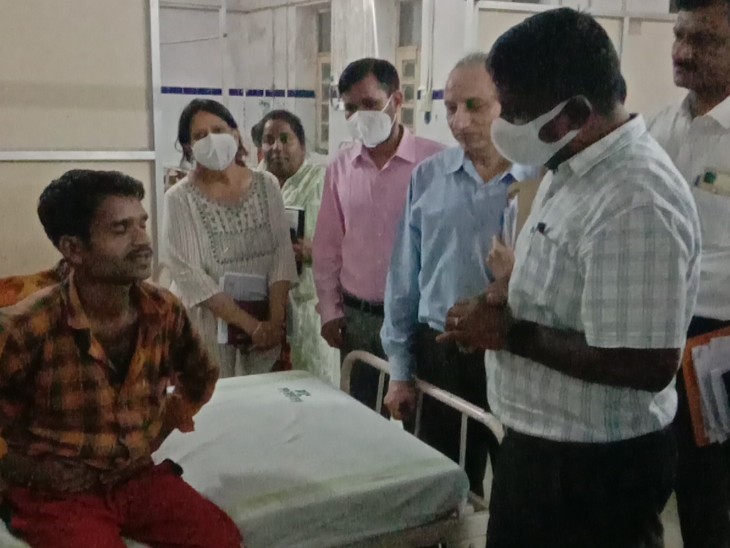 अस्पताल में भर्ती मरीजों से जानकारी लेते कलेक्टर।