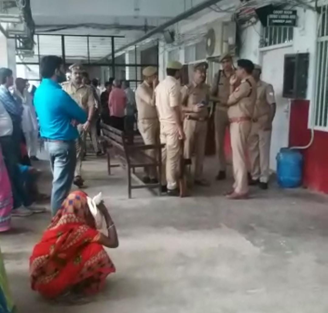 After arguing with the advocate with Babu working in ADG3, both the sides face to face, Kanpur