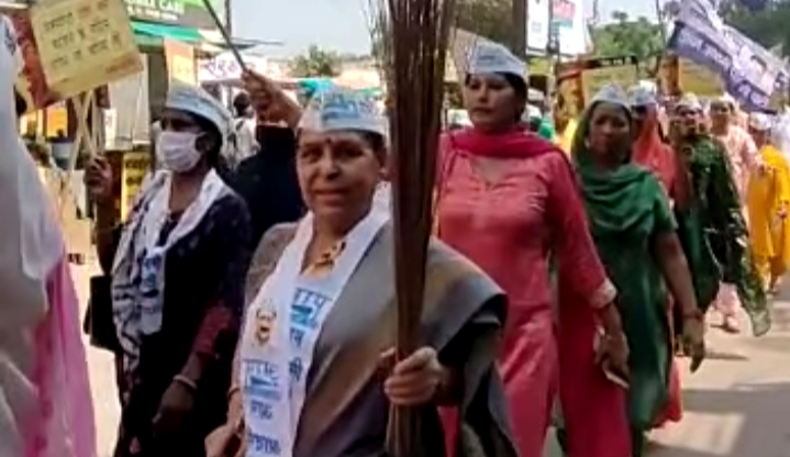 श्रीगंगानगर में विरोध जताती महिला विंग सदस्य।