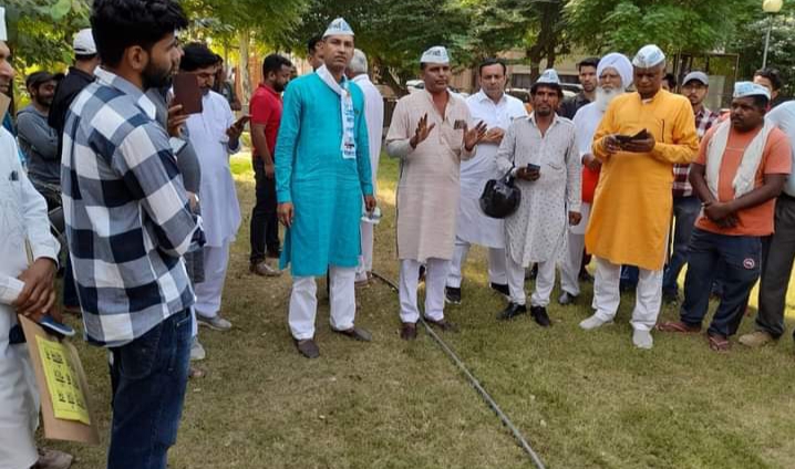 पब्लिक पार्क में मौजूद पार्टी कार्यकर्ता।