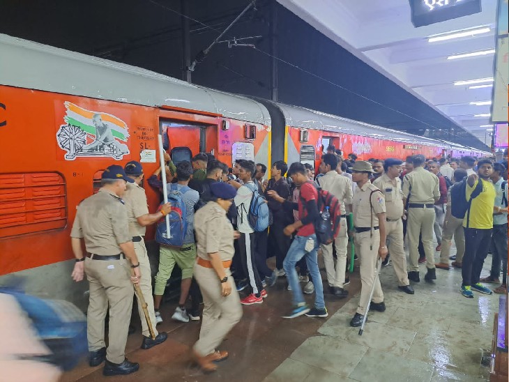 ग्वालियर स्टेशन पर सागत-जबलपुर जाने वाली ट्रेनों में भारी भीड़