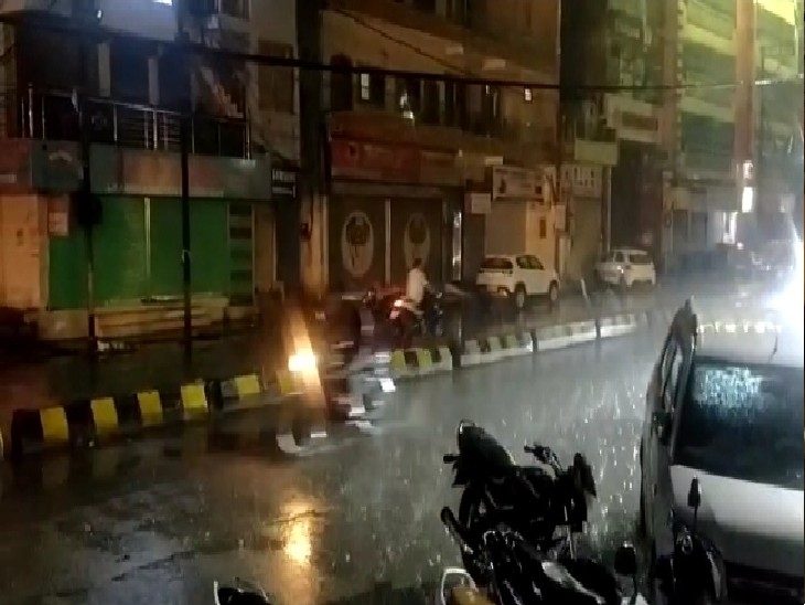 बेमौसम बारिश से सड़कें हुई लबालब