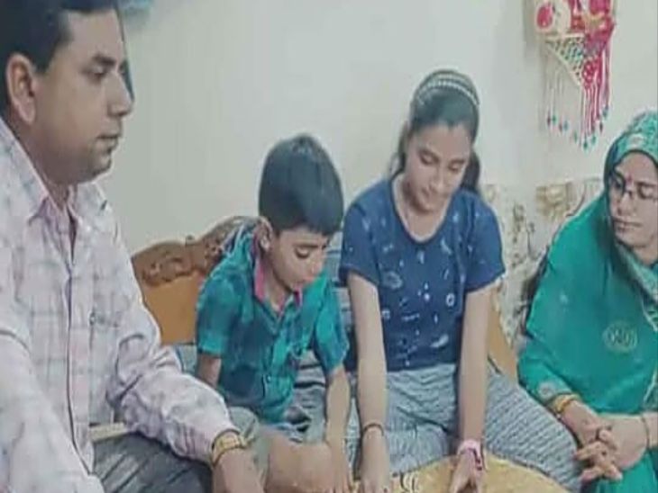 मासूम बच्चों विनायक व चुनचुन के साथ परमार दंपती।