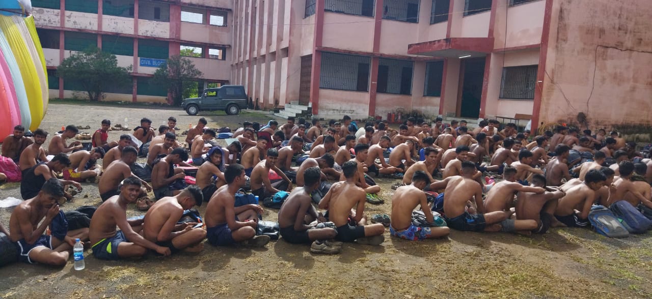 भर्ती रैली में शामिल होने पहुंच रहे युवा