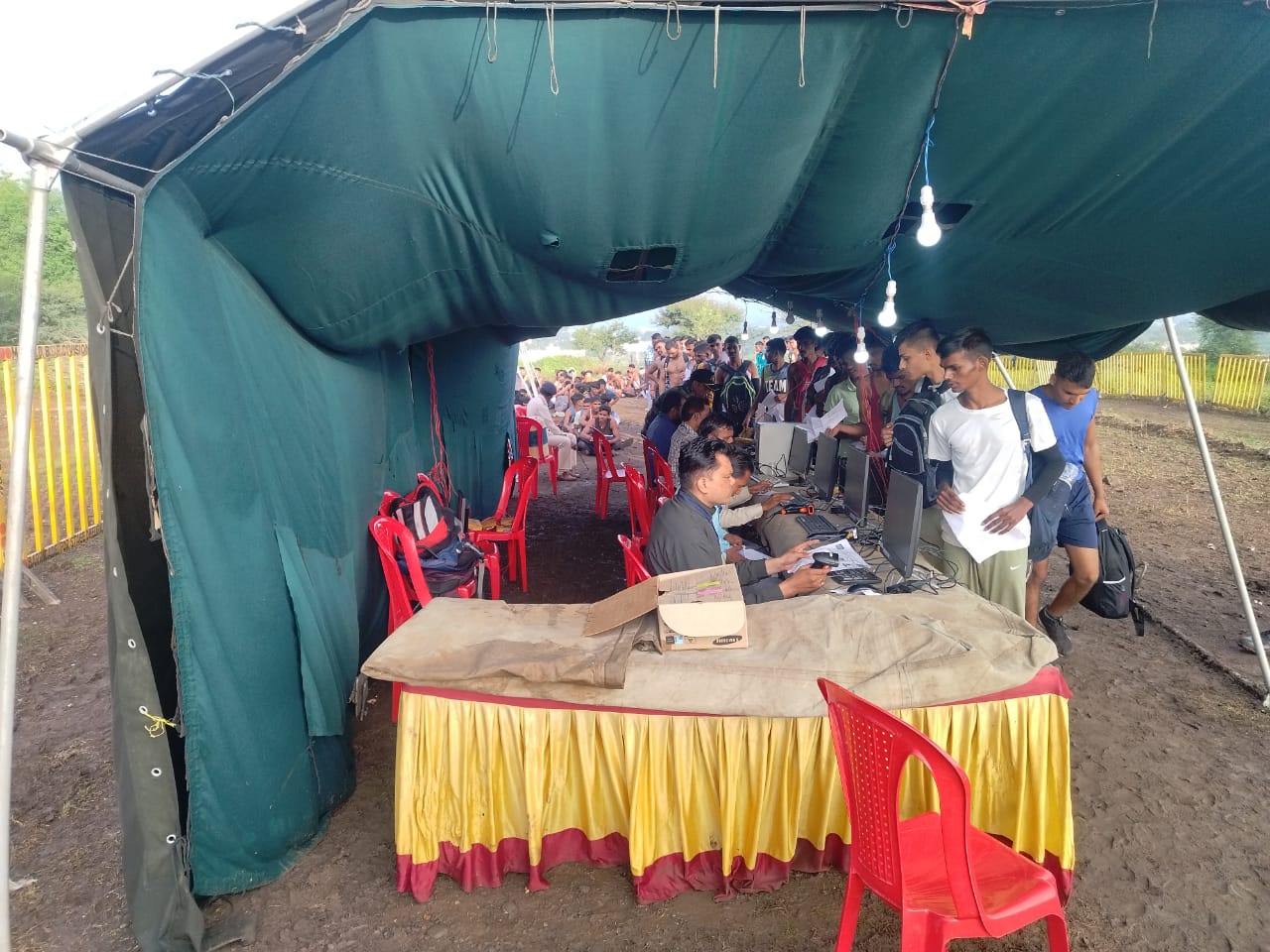 जांच के बाद मिल रहे भर्ती स्थल पर एंट्री।