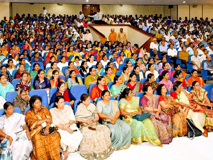 प्रोग्राम में प्रशासनिक अधिकारियों के साथ ही कई जाने-माने लोग रहे मौजूद।