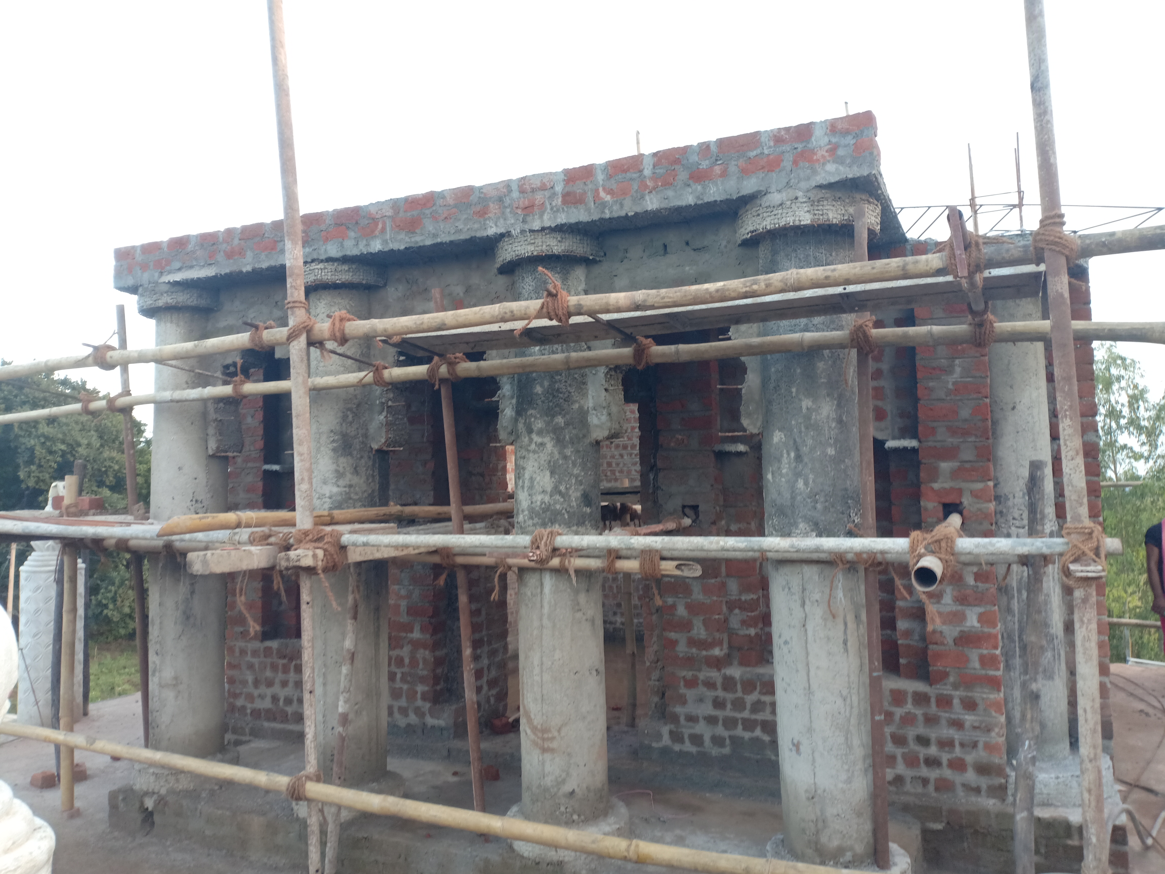 मंदिर के शिखर पर चल रहा नाग चंद्रेश्वर मंदिर के निर्माण का कार्य।