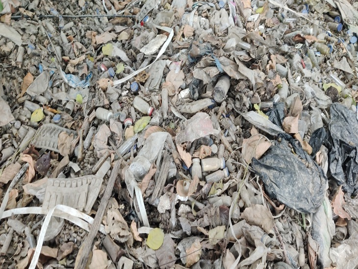 Waste related to medicines piled up outside the road.