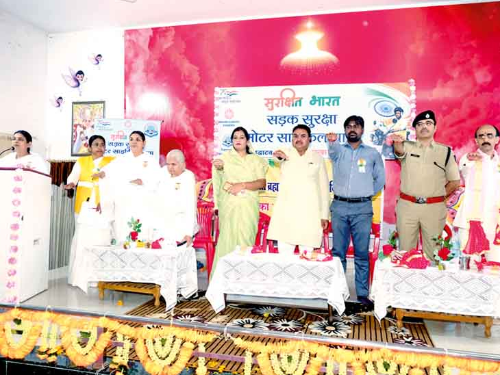 यातायात के नियमों का पालन करने की शपथ दिलाई गई। - Dainik Bhaskar