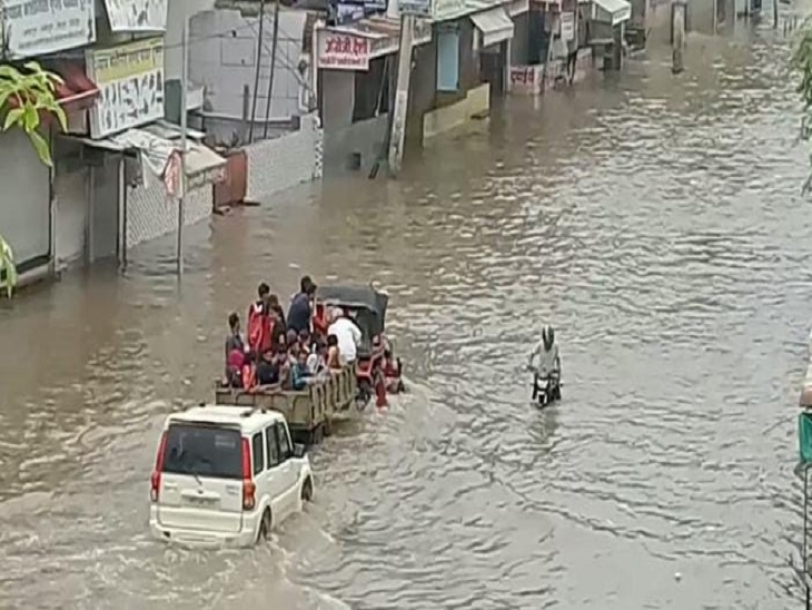 नवलगढ़ रोड पर मानसून में तो 3 से 4 दिन तक लगातार ऐसे ही हालात रहते हैं।