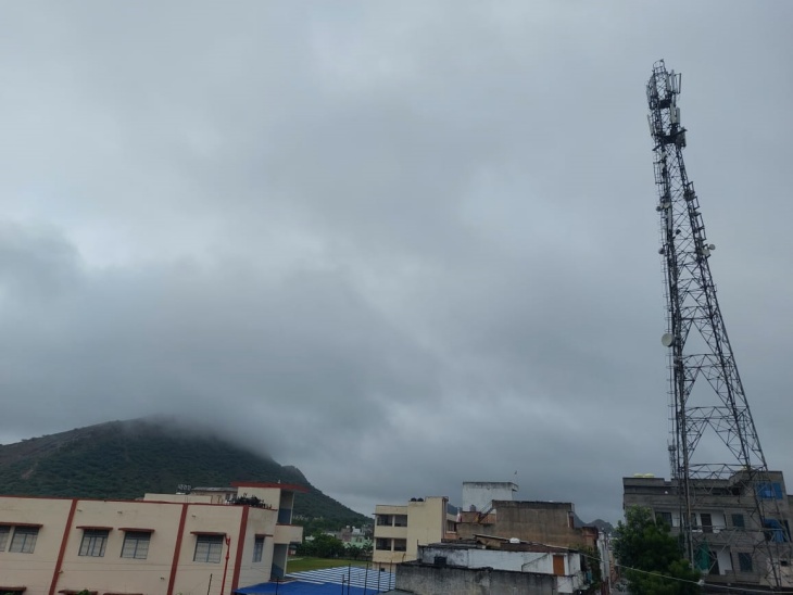 टोंक में शुक्रवार दोपहर को शुरू हुआ बारिश का दौर रात को भी जारी रहा। शनिवार सुबह भी आसमान में काले बादल छाए नजर आए।
