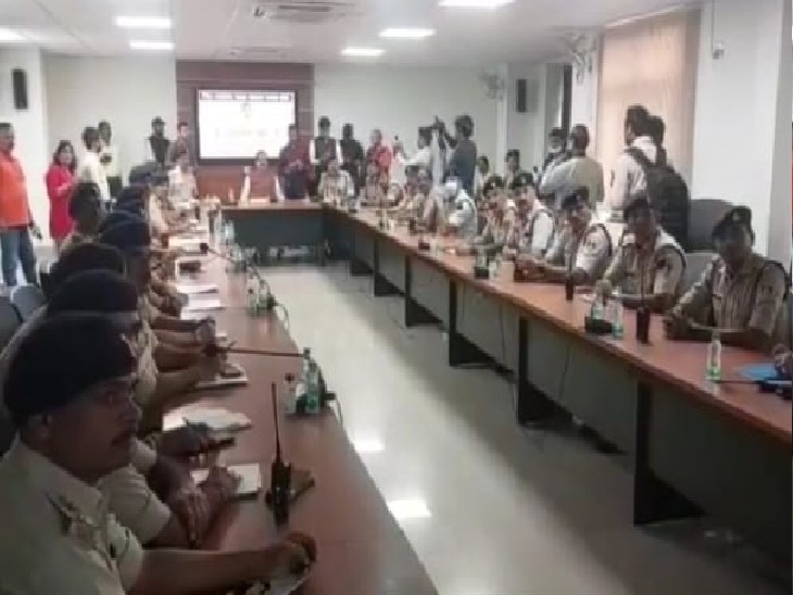 गृहमंत्री मिश्र अफसरों को बताते हुए कि सुरक्षा में कोई चूक न हो