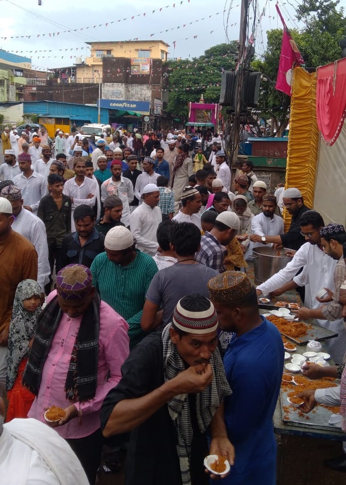 पिपरिया जुलुस के स्वागत में स्टॉल लगाकर प्रसादी बांटी।