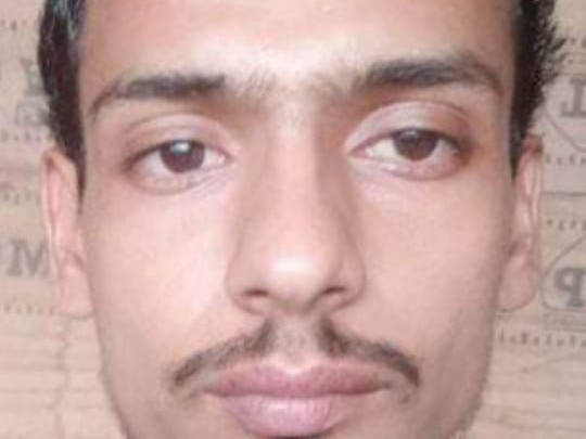 नवादा में पेड़ से लटका मिला युवक का शव, हत्या या आत्महत्या की जांच में जुटी  पुलिस | Accused of killing wife and mother-in-law committed suicide, Dead  body of youth found hanging