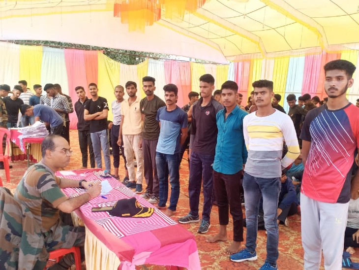 भर्ती रैली में अभ्यार्थियों का सत्यापन करते अधिकारी।