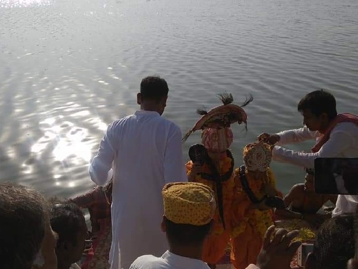 भगवान के रूप में बच्चों को सजा कर तालाब में झूला झुलाया जाता हैं।