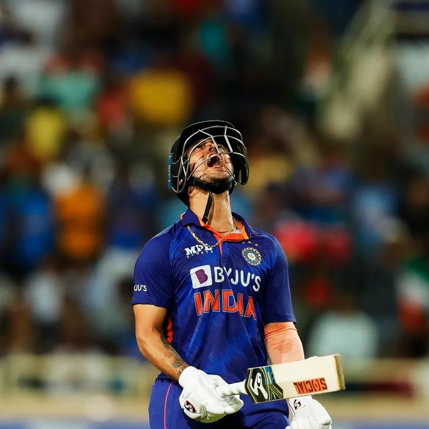 ईशान ने दूसरे वनडे में 7 छक्के लगाए। आउट होने के बाद किशन पवेलियन लौटते हुए।