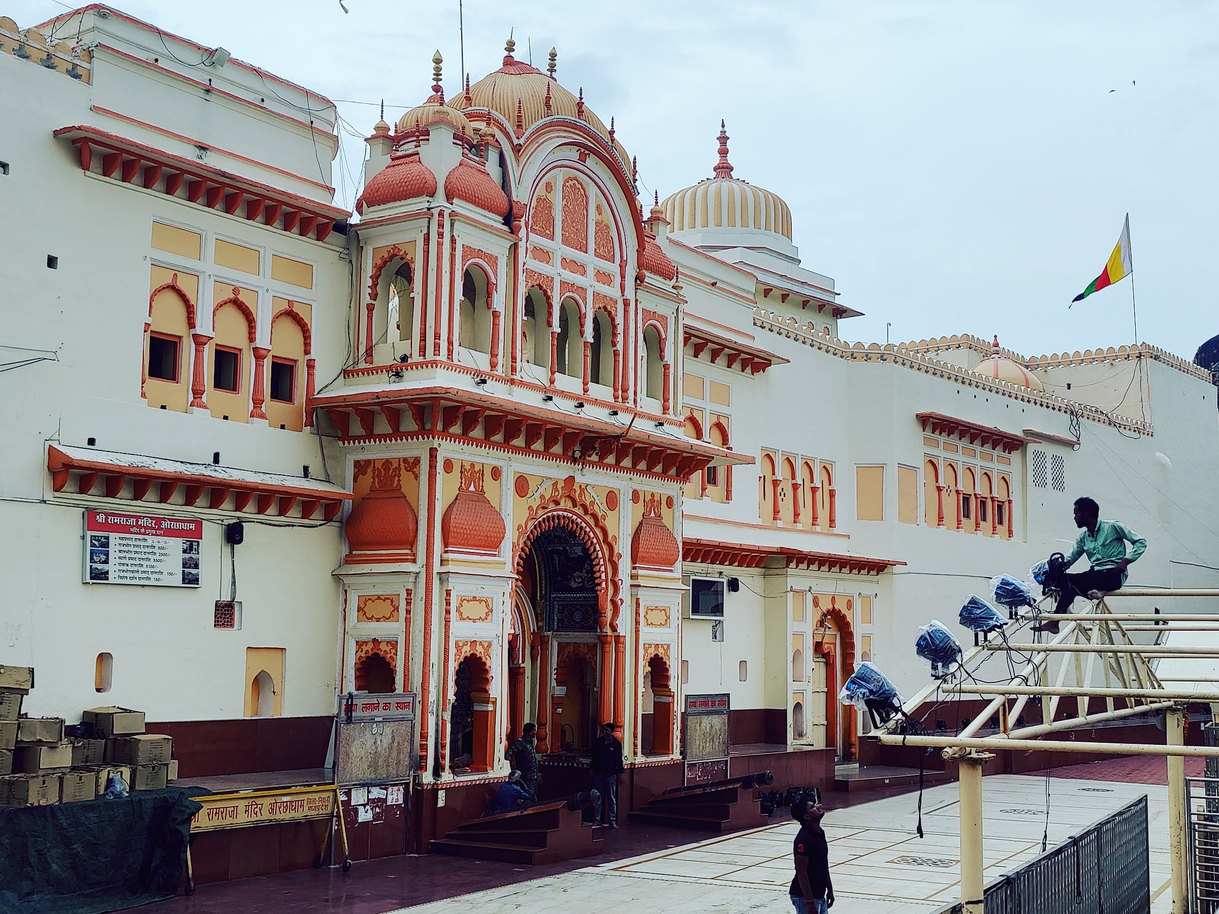 ओरछा के रामराजा मंदिर में रंगीन लाइटिंग से सजावट की जा रही है।
