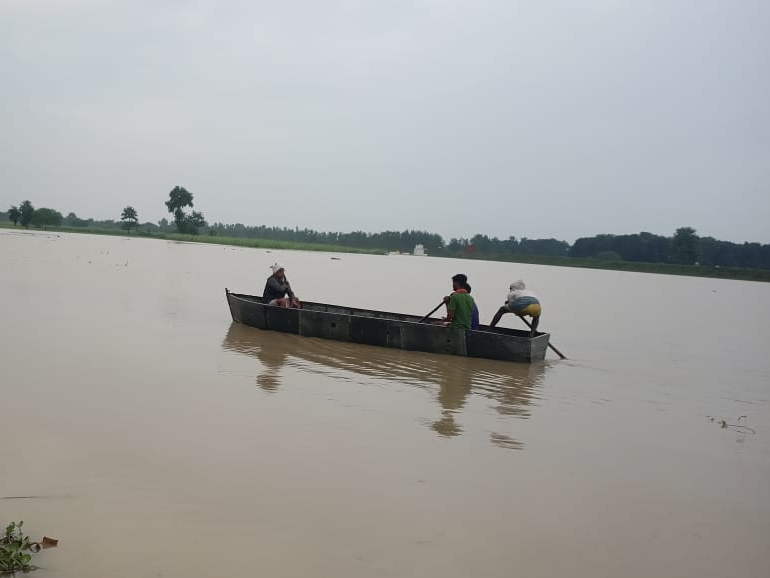 90 thousand population of 70 villages of three tehsils affected by flood |  बहराइच में बाढ़ में फंसे 16 लोगों को बचाया गया: तीन तहसीलों के 70 गांव की  90 हजार की