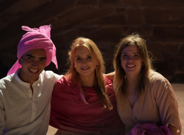 कोरोना के कारण दो साल बाद हो रहे रिफ में इस बार विदेशी दर्शकों के साथ देसी श्रोताओं का उत्साह भी दिखा। विदेशी पर्यटक राजस्थानी परिधान में रिफ में हिस्सा लेने पहुंचे।