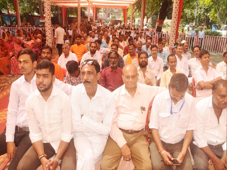 मोहन भागवत के कार्यक्रम में मौजूद लोग।