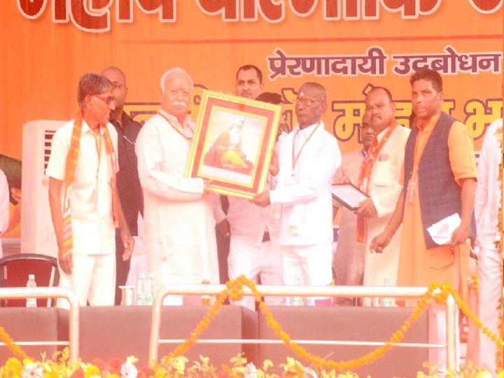 कार्यक्रम के दौरान मोहन भागवत को महर्षि वाल्मीकि की तस्वीर सौंपी गई।