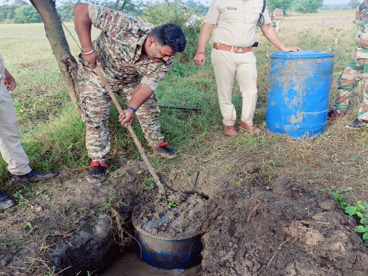 ड्रम के हिसाब से जमीन में गड्ढे खोदे हुए थे। हर गड्ढे की गहराई लगभग 6-7 फीट थी। इनकी चौड़ाई भी ड्रम के हिसाब से होती है।