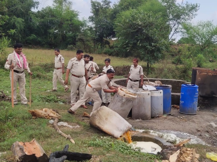 जब पुलिस ने जमीन में गड्ढा खोदना शुरु किया तो एक के बाद एक ड्रम निकलते गए। पुलिस ने मौके पर ड्रमों में भरी शराब को नष्ट कर दिया।