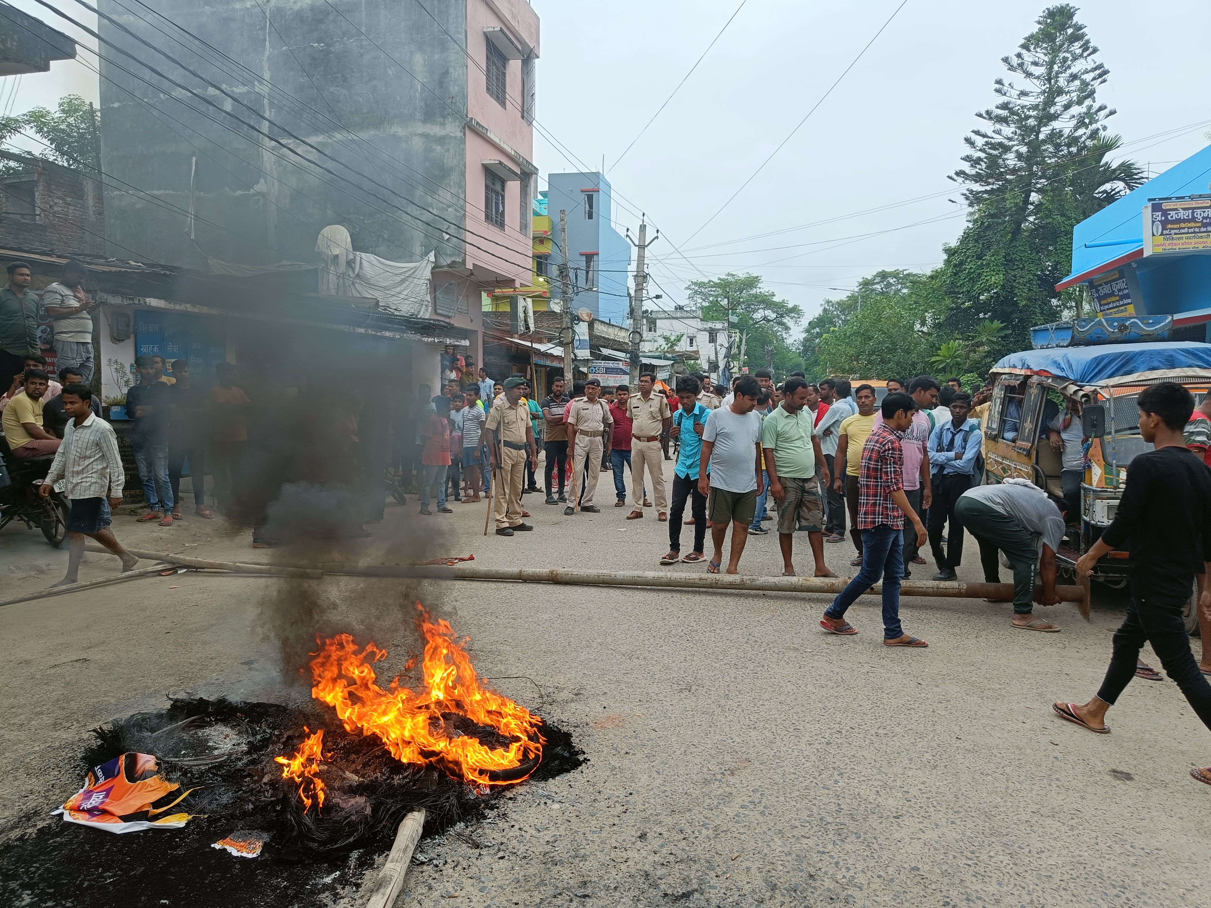बंगाली कॉलोनी में हंगामा, तीन घंटे तक लोगों ने सड़क जाम रखा | Ruckus in  Bengali Colony, people blocked the road for three hours; bihar bhaskar  latest news - Dainik Bhaskar