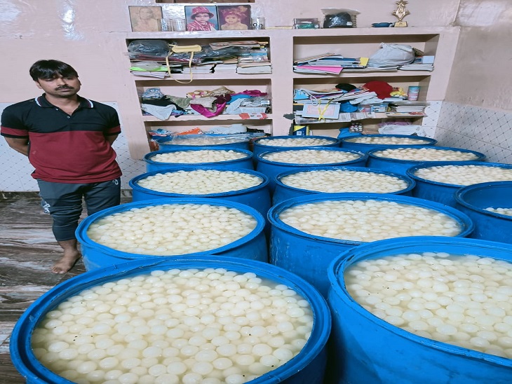 मिठाई बनाने वाली तीन दुकानों पर छापा, प्लास्टिक के ड्रम में भरे 77 कुंतल  तैयार रसगुल्ले मिले, मिलावट की आशंका | Chief Minister Udasta Raid; 77  Quintals Adulterated ...