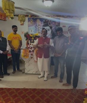 अमेरिका के टेक्सास के आस्टिन में बने श्री दुर्गा शक्ति धाम देवालय में धार्मिक कार्यक्रम हुए। यहां पर मप्र से टेक्सास गए लोगों ने मंदिर पहुंचकर महाकाल लोक के लोकार्पण कार्यक्रम को देखा। उन्होंने मंदिर में भजन-कीर्तन भी किए।