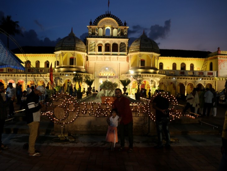 दीपों की रोशनी से जगमगाया मंदिर परिसर।