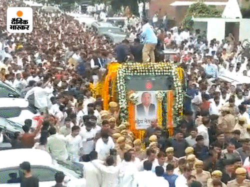 मुलायम के घर से मेला ग्राउंड की दूरी करीब 500 मीटर है, लेकिन वहां पहुंचने में करीब एक घंटा लगा।