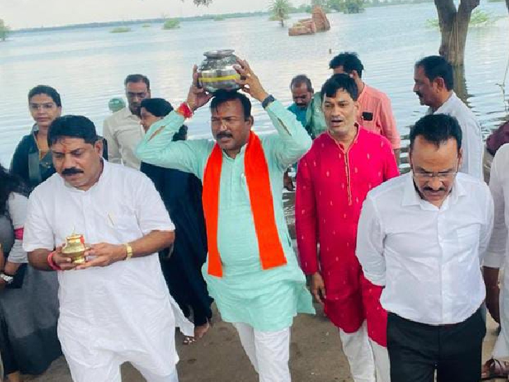 नर्मदा का जल लेकर जाते सांसद पटेल व अन्य। - Dainik Bhaskar
