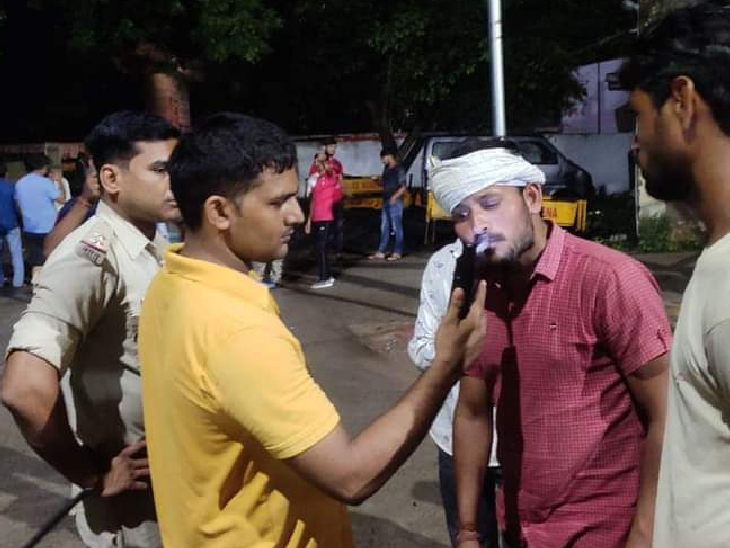 ब्रीथ एनालाइजर से बाइक सवार युवक की  जांच करते ट्रैफिक पुलिस के जवान। - Dainik Bhaskar