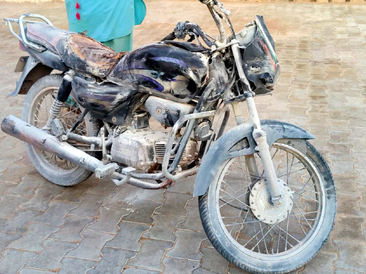 आग से बाइक को हुआ नुकसान