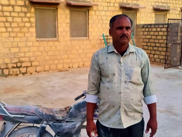 अपनी जली हुई बाइक के साथ बाइक मालिक भूर सिंह