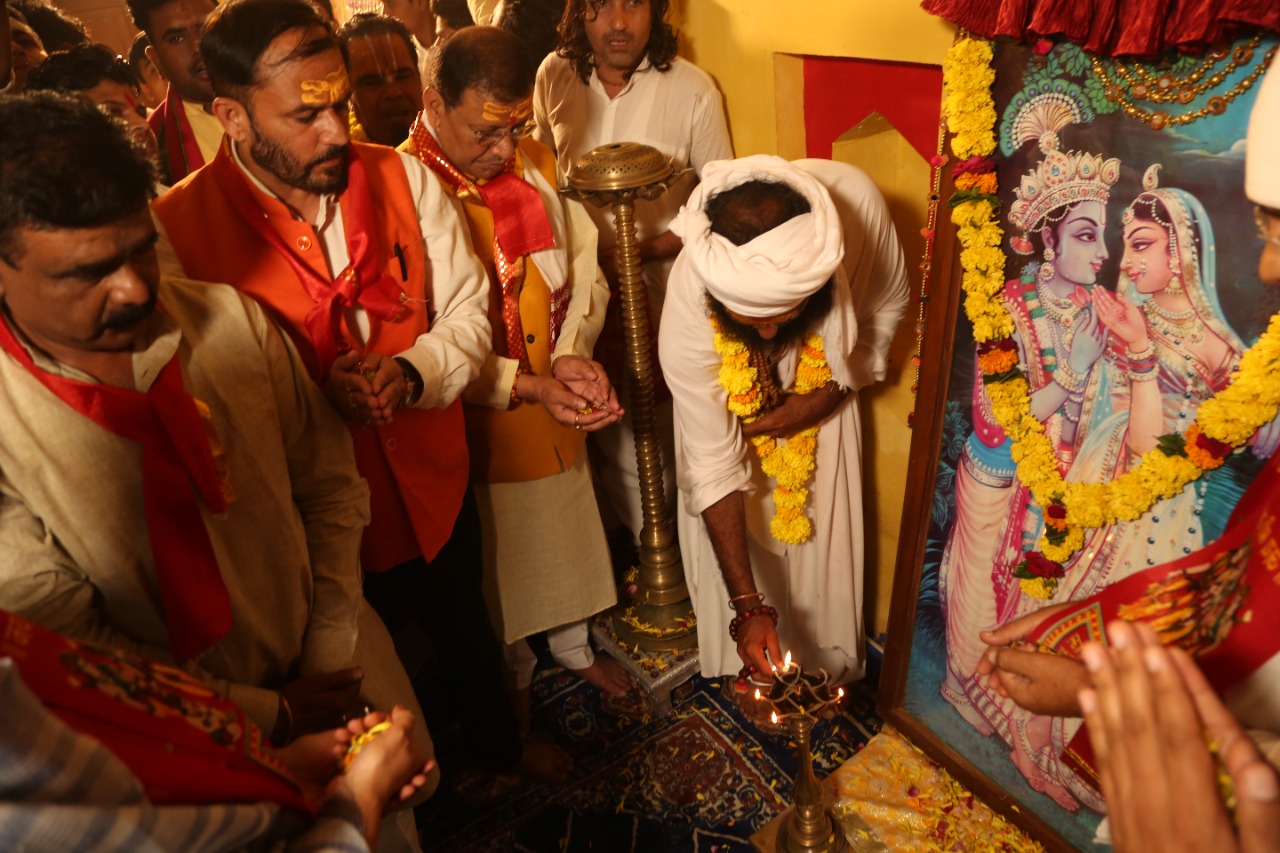 पंडितों ने जलाए दीप।