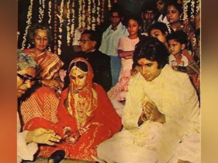 बिग बी ने 3 जून 1973 को जया बहादुड़ी से शादी की थी। फिल्म 'गुड्डी' के दौरान उनकी जया से मुलाकात हुई थी। 'जंजीर' की शूटिंग के बाद दोनों ने शादी की थी।
