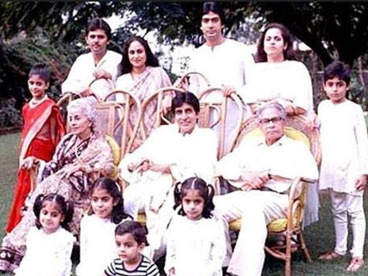 अमिताभ के एक छोटा भाई अजिताभ बच्चन है। 2007 में लंदन से भारत शिफ्ट हो गए थे। इस फोटो में बिग बी अपने माता-पिता, पत्नी दोनों बच्चों अभिषेक, श्वेता के अलावा भाई के परिवार के साथ। उनके भाई के चार बच्चे हैं।