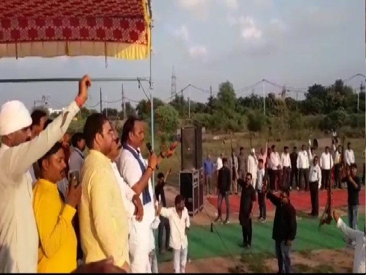 मंच से कहते प्रीतम अत्याचार बिल्कुल नहीं सहन करेंगे